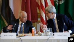 Ngoại trưởng Mỹ John Kerry gặp Tổng thư ký Liên đoàn Ả Rập Nabil Elaraby tại Paris, ngày 8/9/2013.