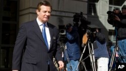 Paul Manafort, cựu chủ tịch ban vận đông của Tổng thống Trump, rời tòa án ở Washington, 28/2/2018