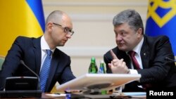 Tổng thống Ukraine Petro Poroshenko (phải) bàn bạc với Thủ tướng Ukraine Arseny Yatseniuk trong cuộc họp chính phủ ở Kyiv, 10/9/2014.