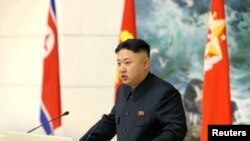 Lãnh tụ Bắc Triều Tiên Kim Jong Un ca ngợi các khoa học gia và chuyên viên kỹ thuật hỏa tiễn tại một bữa tiệc ở Bình Nhưỡng.