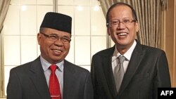 Tổng thống Philippines Benigno Aquino gặp ông Al Haj Murad Ibrahim, chủ tịch Mặt trận Giải phóng Hồi giáo Moro, hồi tháng 8.