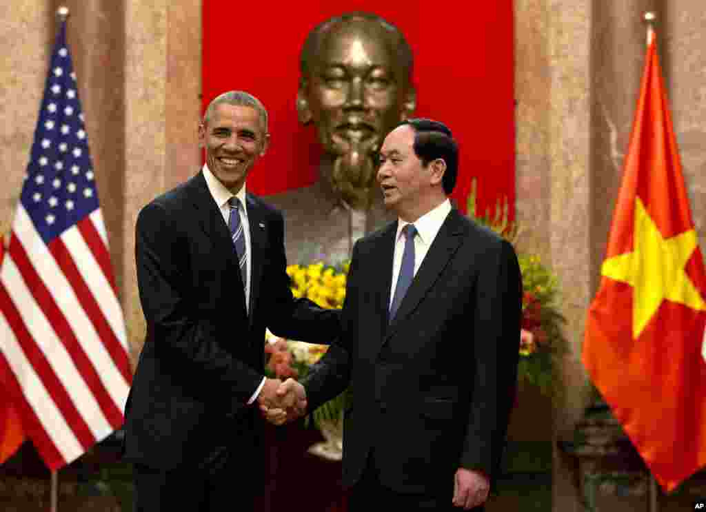 Tổng thống Mỹ Barack Obama trong cuộc họp báo chung với Chủ tịch nước Việt Nam Trần Đại Quang tại Hà Nội, ngày 23/5/2016.