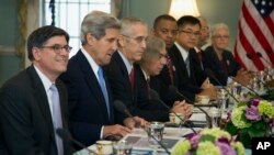 Bộ trưởng Tài chính Jacob Lew (trái), Ngoại trưởng John Kerry tham gia cuộc thảo luận cấp cao hàng năm với phái đoàn Trung Quốc do Phó Thủ tướng Trung Quốc Uông Dương dẫn đầu tại Washington, ngày 10/7/2013. 