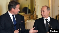 Thủ tướng Anh David Cameron (trái) và Tổng thống Nga Vladimir Putin tại London, ngày 16/6/2013. 