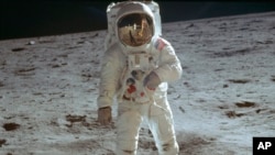 Phi hành gia Buzz Aldrin đi trên bề mặt Mặt trăng trong chuyến thăm dò của sứ mạng Apollo 11. 