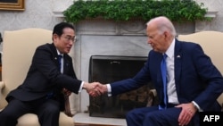 Başkan Biden bugün Beyaz Saray’da Japonya Başbakanı Fumio Kişida’yı ağırlarken, Perşembe günü de Filipinler Cumhurbaşkanı Marcos’la birlikte üçlü zirve düzenlenecek. 