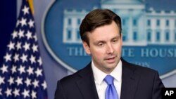 Phát ngôn viên Tòa Bạch Ốc Josh Earnest cho biết ông Obama sẽ không xét lại số binh sĩ Mỹ mà ông định duy trì ở Afghanistan để cố vấn và huấn luyện quân đội Afghanistan