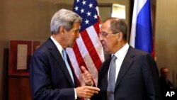 Ngoại trưởng Mỹ John Kerry, trái, và Ngoại trưởng Nga Sergei Lavrov tại Phiên họp thường niên LHQ lần 68 tại trụ sở LHQ, 24/9/2013. (AP Photo/Jason DeCrow)