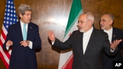 Ngoại trưởng Hoa Kỳ John Kerry (trái) và Ngoại trưởng Iran Mohammad Javad Zarif trước cuộc đàm phán, 2/3/15