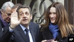 Tổng thống Pháp Nicolas Sarkozy và phu nhân Carla Bruni-Sarkozy sau khi đi bỏ phiếu tại Paris, ngày 22/4/2012