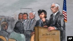 Bị can Dzhokhar Tsarnaev và các luật sư bào chữa William Fick, Judy Clarke, và David Bruck, nghe phán quyết của bồi thẩm đoàn, ngày 8/4/2015.