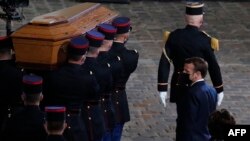 Fransa Cumhurbaşkanı Emmanuel Macron, Paty için Sorbonne Üniversitesi'nde düzenlenen törene katılmıştı