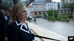 Ngoại trưởng Clinton đến dự cuộc họp ở Paris