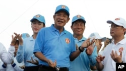 Thủ tướng Hun Sen (giữa) nhảy với những người ủng hộ trong chiến dịch vận động tranh cử cuối cùng của Đảng Nhân dân Campuchia (CPP) trước ngày tổng tuyển cử 29 tháng 7, ở Phnom Penh, Campuchia, ngày 27 tháng 7, 2018. 