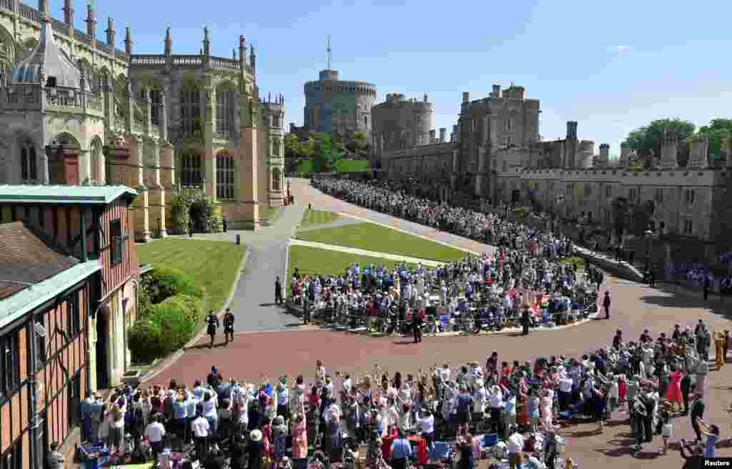 Prens Harry ve sağdıcı ağabeyi Prens William, kiliseye Windsor Kalesi&#39;nden yürüyerek geldiler