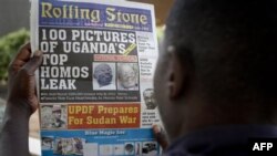 Một người đàn ông Uganda đọc các tiêu đề của tờ báo Uganda "Rolling Stone" ở Kampala