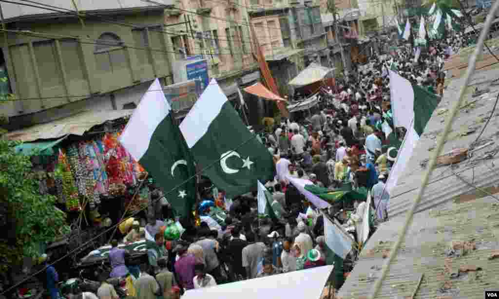 &#39;پاکستان چوک&#39; پر لوگ جشن آزادی کے لئے مختلف چیزوں کی خریداری میں مصروف ہیں۔ رش کا اندازہ لگائے