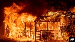 Hỏa hoạn thiêu rụi nhiều nhà cửa ở Carr Fire, bang California, Mỹ.