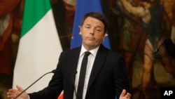 Thủ tướng Ý Matteo Renzi phát biểu tại Văn phòng Thủ tướng, Điện Chigi, Rome, Ý, vào sáng thứ Hai, ngày 05/12/2016.