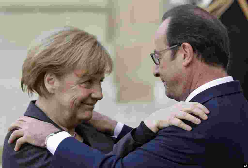 Tổng thống Pháp Francois Hollande đón tiếp Thủ tướng Đức Angela Merkel tại điện Elysee, Paris. Bà Merkel sẽ tham dự cuộc tuần hành đoàn kết chưa từng có tại Paris, ngày 11/1/2015.