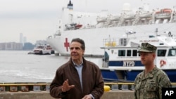 Thống đốc New York Andrew Cuomo họp báo sau khi tàu bệnh viện USNS Comfort cập cảng New York ngày 30/3/2020…