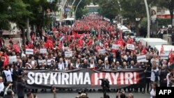 "Soykırıma Hayır" yazılı pankart taşıyan göstericiler, Filistinlilere destek için Ankara'da Kocatape Camii'nden Abdi İpekçi Parkı'na yürüdü.