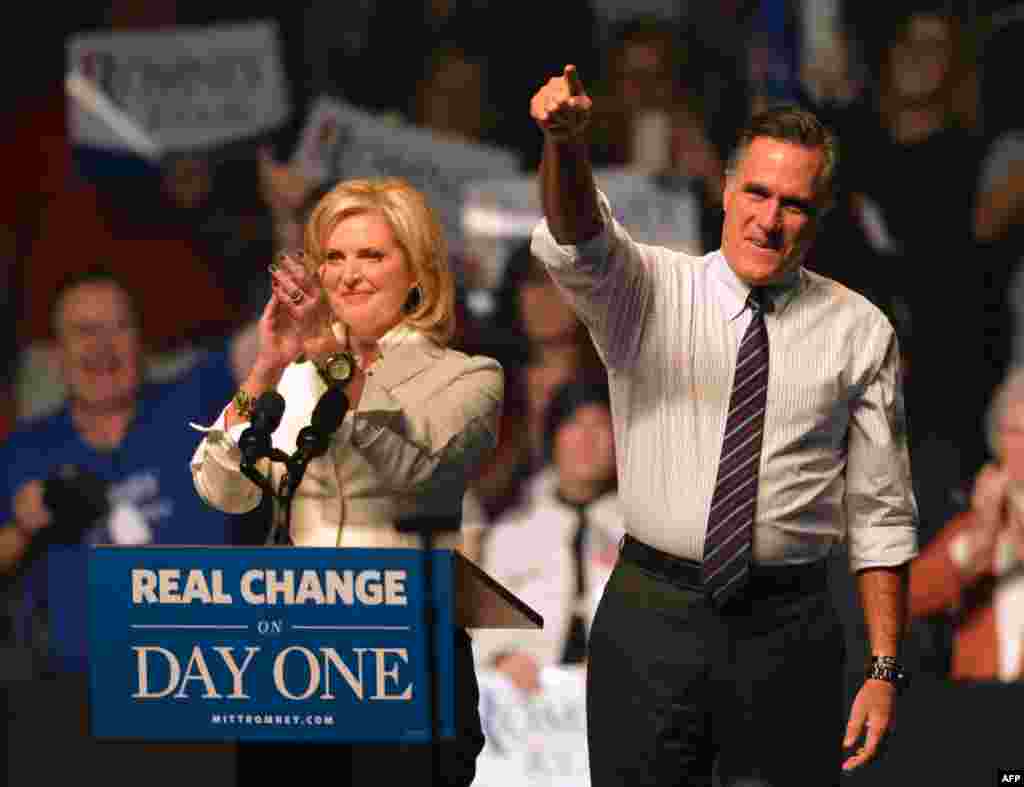 Ứng cử vi&ecirc;n đảng Cộng h&ograve;a Mitt Romney v&agrave; vợ Ann Romney tại một buổi vận động cuối ng&agrave;y 5 th&aacute;ng 11, 2012, tại trung t&acirc;m hội họp của h&atilde;ng dịch vụ điện thoại Verizon Wireless ở Manchester, bang New Hampshire.