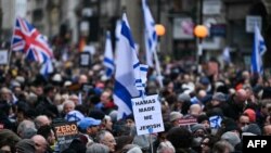 Londra'da 26 Kasım Pazar günü yapılan Yahudi düşmanlığını protesto eden yürüyüşe yaklaşık 60.000 kişi katıldı