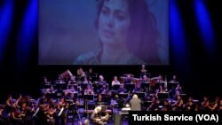 Eski Türk filmlerindeki eserlerin birçoğuna besteci olarak imza atan Cahit Berkay konserin solistiydi.