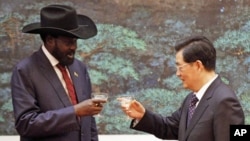 Tổng thống Nam Sudan Salva Kiir Mayardit và Chủ tịch Trung Quốc Hồ Cẩm Đào tại Sảnh đường Nhân dân ở Bắc Kinh, ngày 24/4/2012