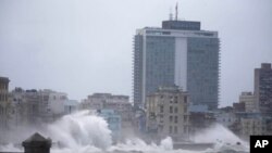 Sóng ập qua đên chắn biển ở Havana, Cuba, ngày 9 tháng 7, 2017.