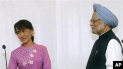 Thủ tướng Miến Điện Manmohan Singh gặp bà Aung San Suu Kyi tại Yangon, Miến Điện, ngày 29/5/2012.