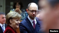 Thủ tướng Ukraine Arseniy Yatsenyuk và Thủ tướng Đức Angela Merkel tại một hội nghị ở Brussels, ngày 6/3/2014.