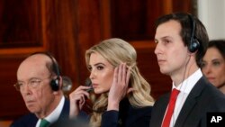 Jared Kushner (ngoài cùng bên phải) và vợ Ivanka Trump.