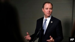 Dân biểu Adam Schiff, Đảng Dân Chủ/California, thành viên cao cấp của Ủy ban Tình báo Hạ viện Mỹ, nói chuyện với truyền thông hôm 30/11/2017