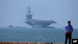 USS Carl Vinson cập cảng ở Đà Nẵng.