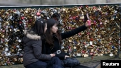 Đối với những người khác, trung tâm thành phố Paris, kể cả cầu Pont des Arts đã trở thành một sân khấu.