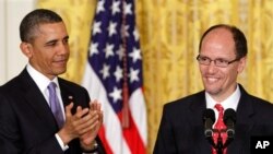 Ông Perez vàTổng thống Hoa Kỳ Barack Obama (AP Photo/Jacquelyn Martin)