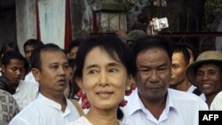 Liên minh Toàn quốc Ðấu tranh cho Dân chủ, do bà Suu Kyi lãnh đạo, nói rằng không nên bãi bỏ biện pháp trừng phạt chừng nào hơn 2.000 tù chính trị vẫn còn bị giam giữ