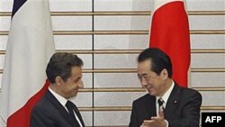 Thủ tướng Nhật Bản Naoto Kan chào đón Tổng thống Pháp Nicolas Sarkozy trước cuộc hội đàm tại Tokyo, ngày 31/3/2011