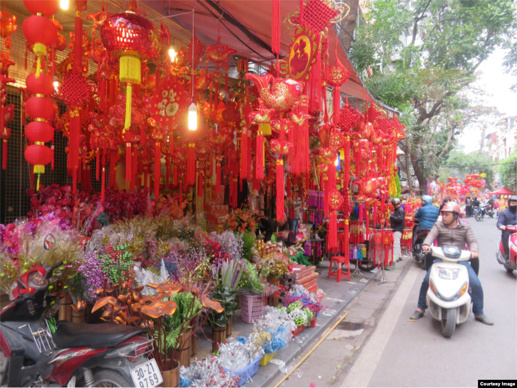 Bên trong chợ hoa Tết Hàng Mã là cả một thế giới đồ trang trí Tết. 