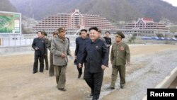 Lãnh tụ Triều Tiên Kim Jong Un đi thăm địa điểm xây dựng khu trượt tuyết ở Masik Pass. (Ảnh do Thông tấn xã KCNA ở Bình Nhưỡng công bố ngày 3/11/2013. 