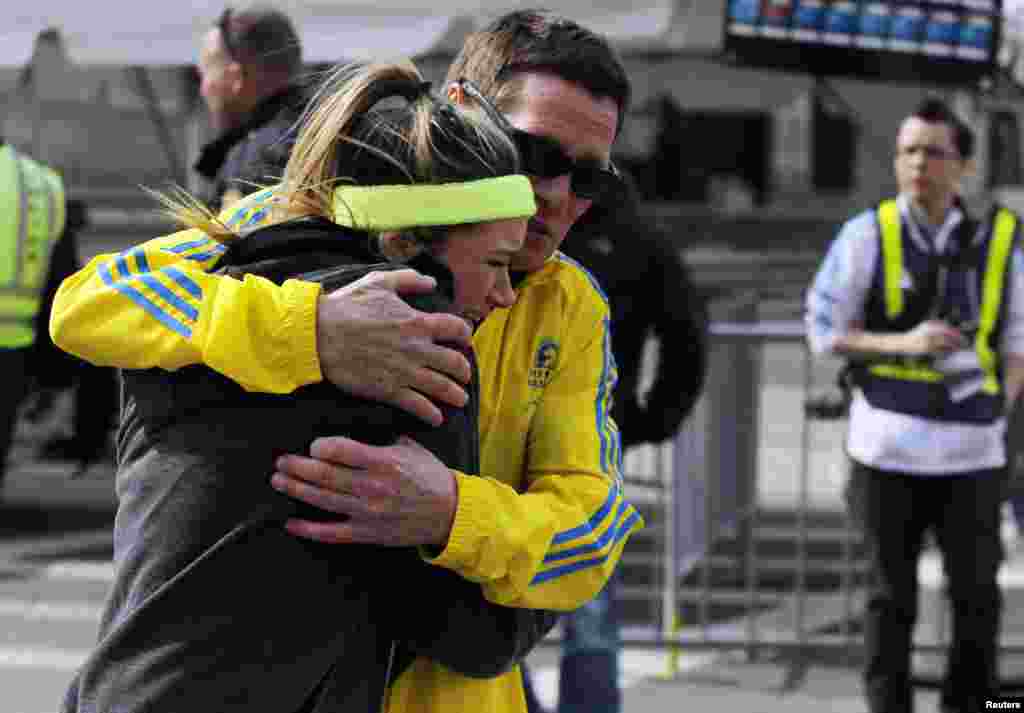 Một phụ nữ được an ủi sau vụ nổ tại cuộc đua Marathon ở Boston, Massachusetts, ng&agrave;y 15/4/2013.