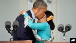 Ông Obama ôm, hôn bà Aung San Suu Kyi hôm 14/11 trong chuyến công du Miến Điện.