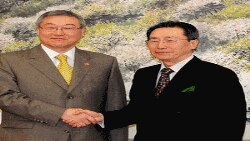 Thương thuyết gia Trung Quốc Vũ Đại Vĩ (phải) và Ngoại trưởng Nam Triều Tiên Kim Sung Hwan tại Seoul, ngày 27/4/2011