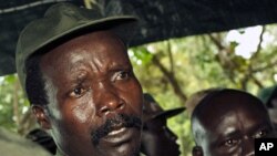 Joseph Kony, thủ lãnh Ðạo quân Kháng chiến của Thượng đế, và là một trong những lãnh tụ phiến quân bị truy nã gắt gao nhất thế giới (hình năm 2006)