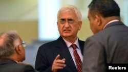 Ngoại trưởng Ấn Độ Salman Khurshid cho báo chí ở Brunei biết rằng New Delhi quyết tâm tăng cường mối quan hệ với Pakistan.