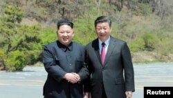 Lãnh tụ Triều Tiên Kim Jong Un và Chủ tịch Trung Quốc Tập Cận Bình.