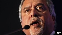 Tổng giám đốc hãng hàng không tư nhân Kingfisher, Vijay Mallya, phát biểu trong 1 cuộc họp báo ở Mumbai, Ấn Độ, Thứ Ba, 15/11/2011