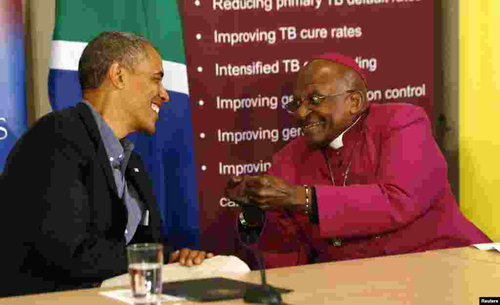 Tổng thống Mỹ Barack Obama trò chuyện cùng Ðức Tổng giám mục Desmond Tutu khi ông đến thăm Trung tâm Thanh niên về phòng chống HIV và tham gia vào một sự kiện y tế ở Cape Town, 30 tháng 6, 2013.